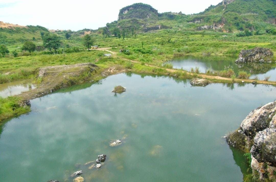 Pemandangan Indah Batuan Kapur Di Margasari Yang Terletak DiDesa Jatilaba